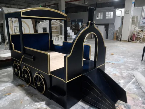 Train themed furniture · Workshop photo 2