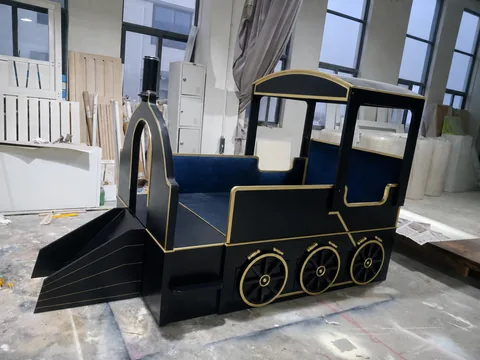 Train themed furniture · Workshop photo 3